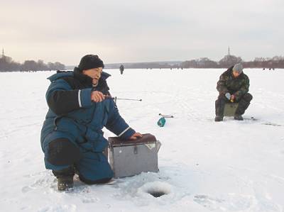 Рыбалка на зимней реке